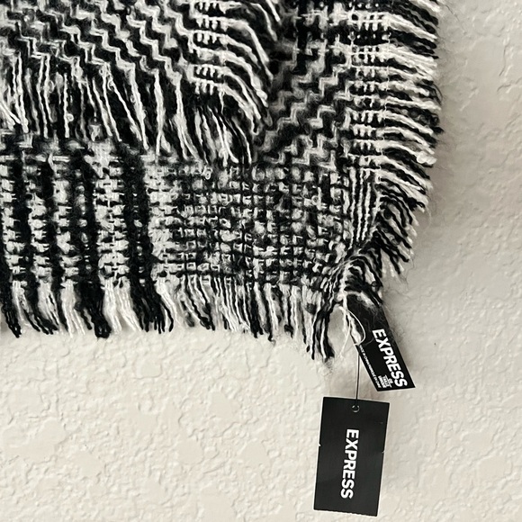 Express Black and White knit Scarf plush soft - Picture 3 of 4